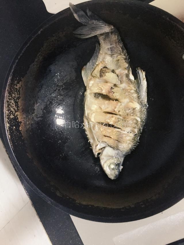 热锅热油把鱼两面都煎熟呈现金黄色