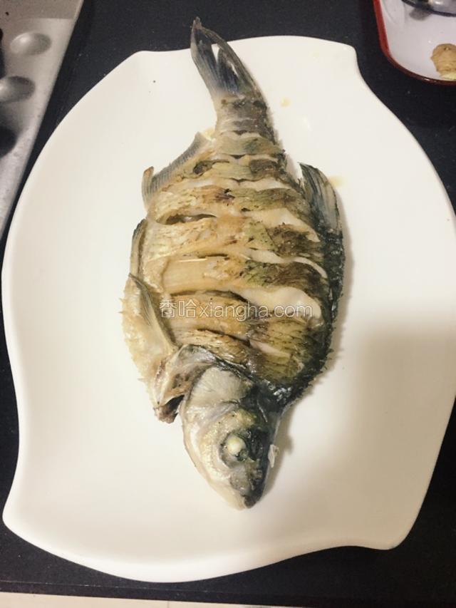 把煎好的鱼出锅摆放在碟子里