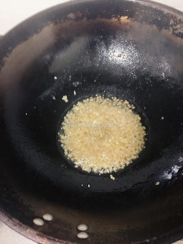煎鱼后锅内会有剩余的油，趁热加入生姜末爆香