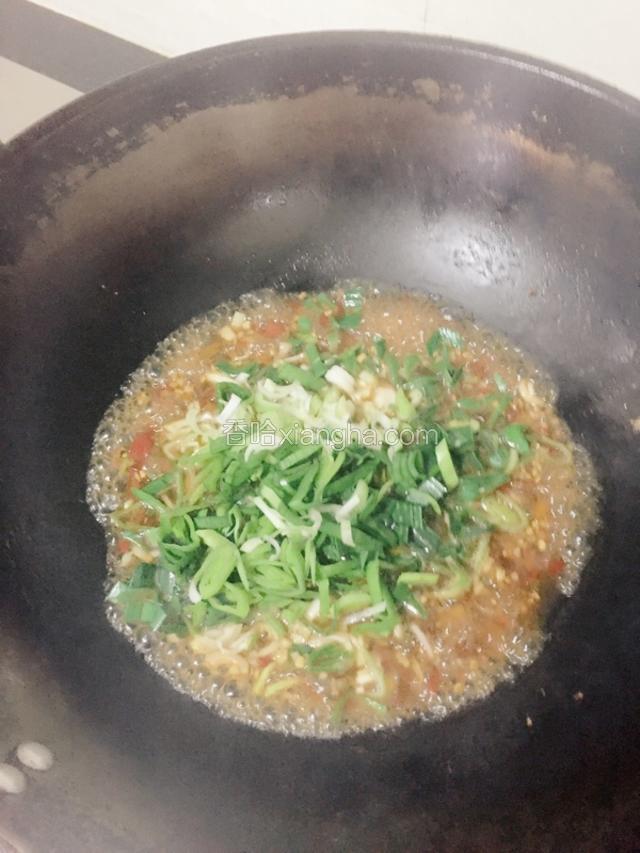 水料煮开后下入蒜苗末
