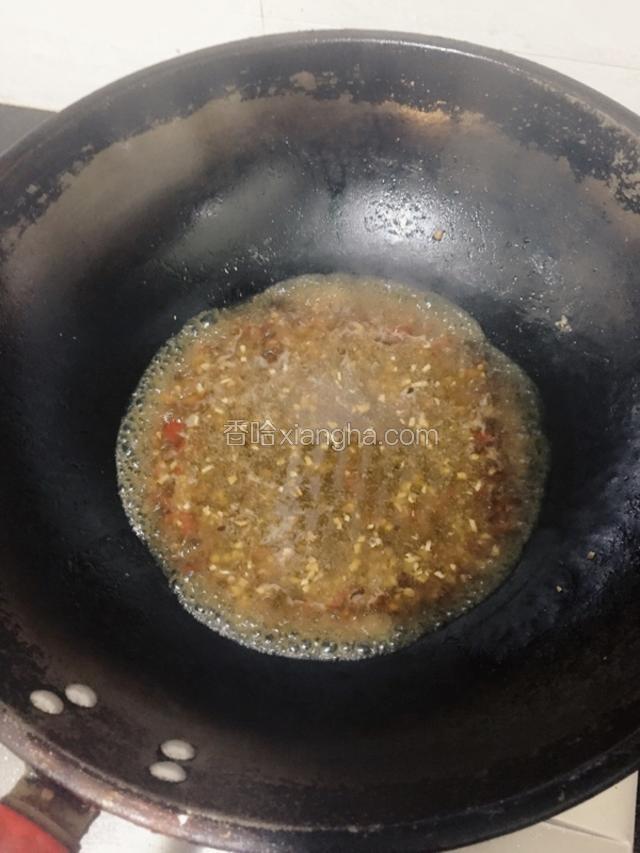 加入适量的水和生抽，料酒