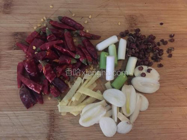 辣椒剪小段，蒜切片，葱切段，姜切丝，花椒，八角备用
