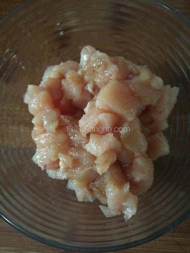 加入少量盐和生抽后抓匀