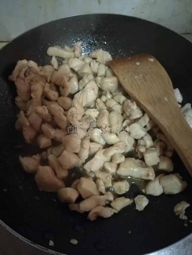 锅里放少量油，煸炒鸡丁至变色后加一汤匙韩式大酱
