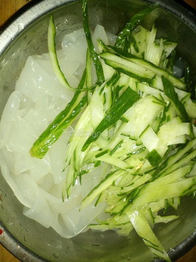 把黄瓜切丝大拉皮洗一下