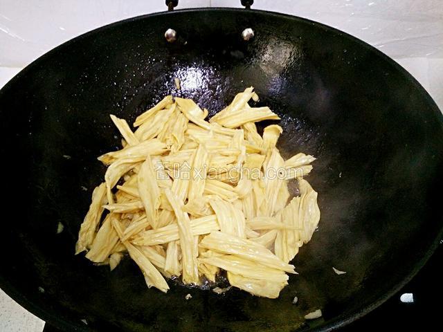 倒入腐竹翻炒，加少许开水炒一会。