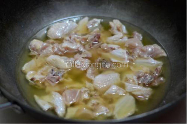 腌制好，热锅下油，油能末过鸡块就好，油热好下鸡块，中火炸，炸成金黄色捞出沥干油备用。小心别炸过火了哦。