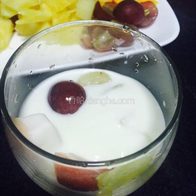 加入酸奶一层水果一层酸奶
