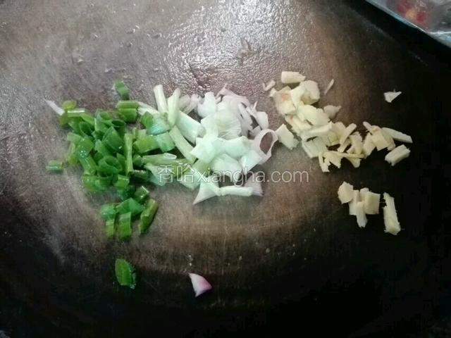 姜切碎，葱切段