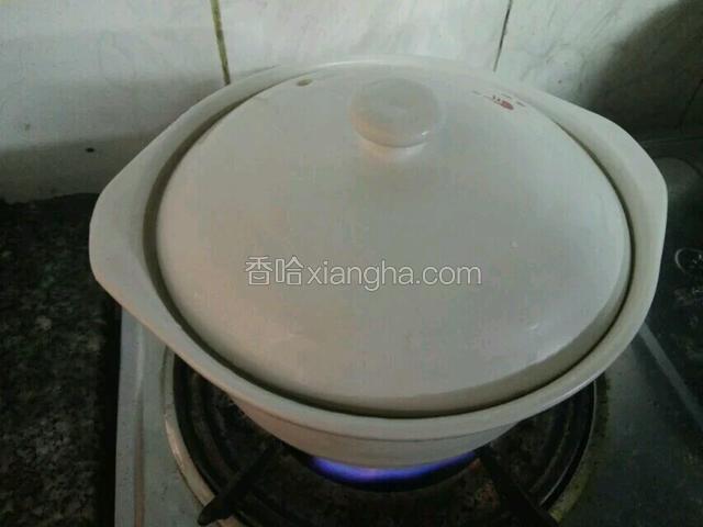 盖上盖子炖1小时，中间可以转小火