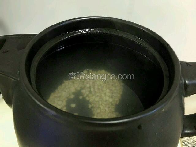 薏米，排骨，加入电煮锅，定时2个小时。
这个图是还没有加排骨前，漏拍了加入排骨这个过程，大家到时间把飞过水的排骨和薏米放一起煮就可以了，时间是两个小时。