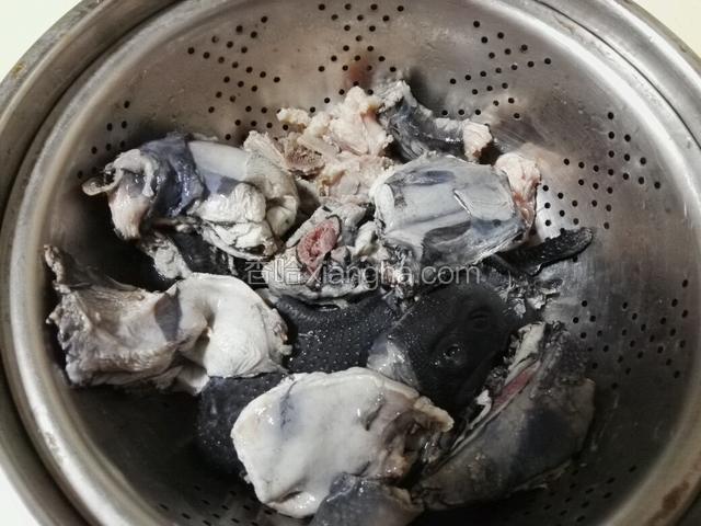 乌鸡去皮剁块，和排骨洗干净，飞水洗干净，沥干备用。
