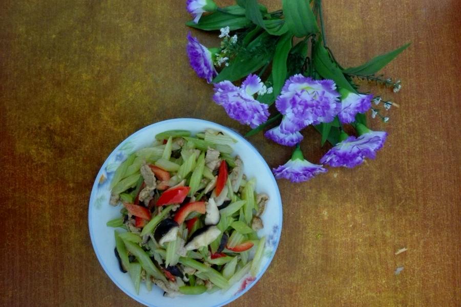 香菇西芹炒肉