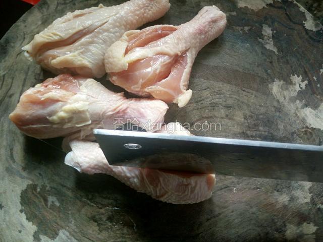鸡腿洗干净，用刀在腿肉部位均匀的划上几道口子。