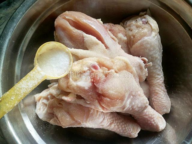放入碗中加盐和料酒腌制半小时。