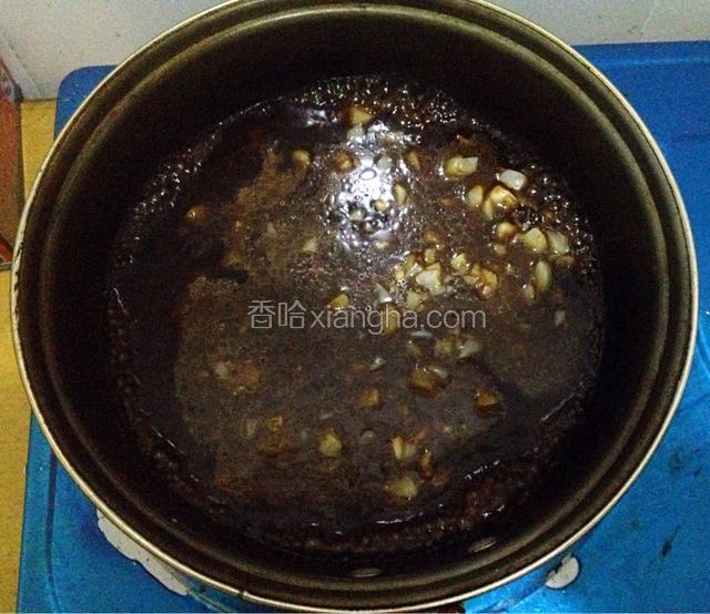将调味汁倒入锅中，小火煮至粘稠状态，倒在生菜上即可