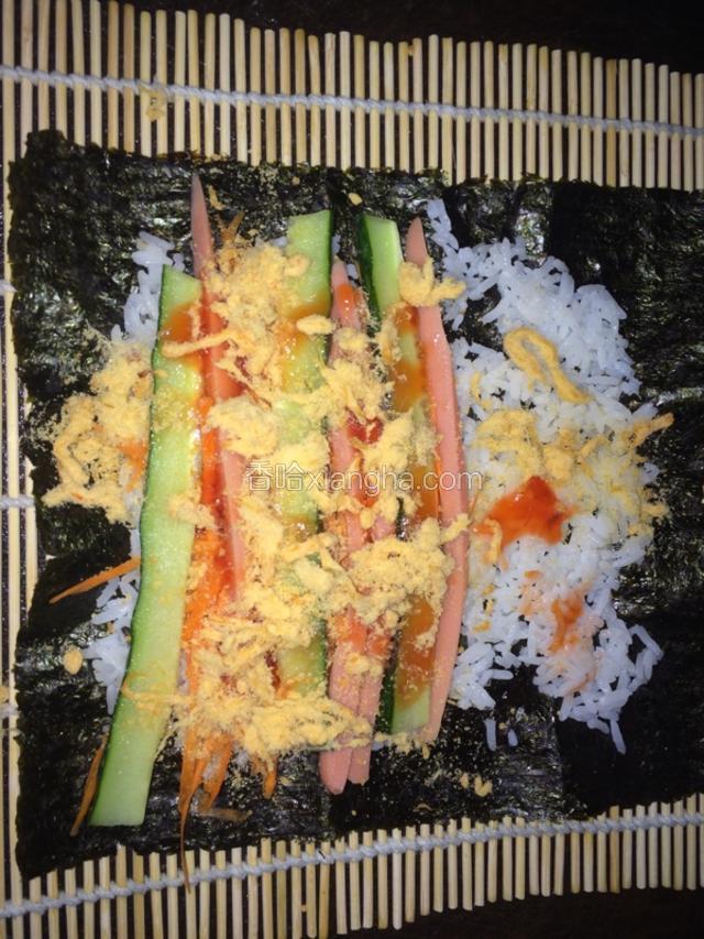、黄瓜切成跟所用的紫菜长短一致的细条、待用。
火腿可以依照个人喜好切片或切条、放入锅中炒香、待用。
鸡蛋打好、煎成蛋饼、切条、待用。
(喜欢重口味的人可以在火腿和鸡蛋中多加一点酱料)