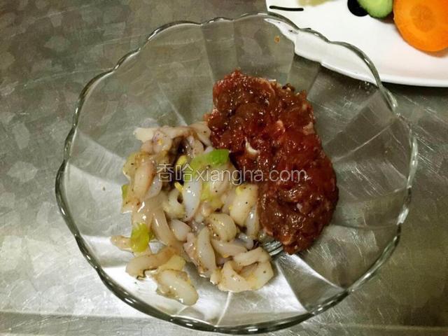 鱿鱼须切小段，用葱姜料酒腌制15分钟
牛肉切丝，用料酒和淀粉腌制15分钟