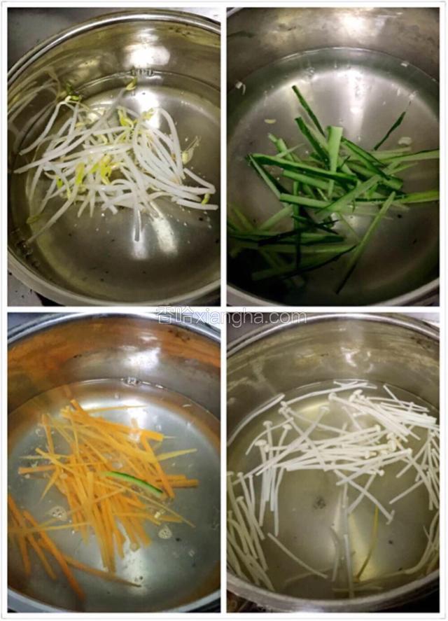 配菜全部分开用热水煮熟，不要煮太软，熟了即可
一定要分开，方便最后摆盘