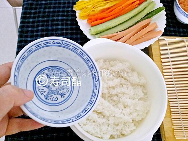 蒸好的米饭放温热后拌入寿司醋，总是说要适量的放要不然会很酸哦！