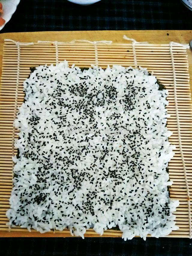 可以在米饭上撒上适量的黑芝麻，这样香香的而且嚼起来口感非常棒！