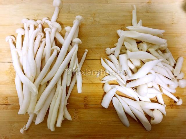 鲜菇剪掉根部洗净。斜刀切成小段。
