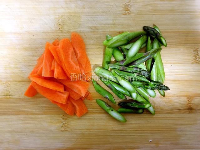 芦笋去除根部老皮，切斜刀。胡萝卜切薄片。
