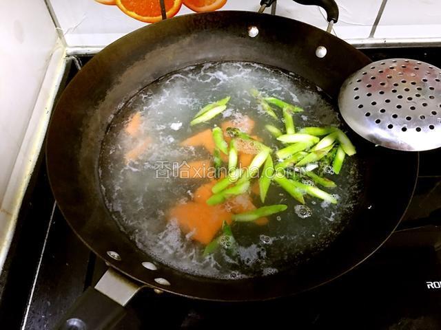 胡萝卜和芦笋也焯熟备用。
