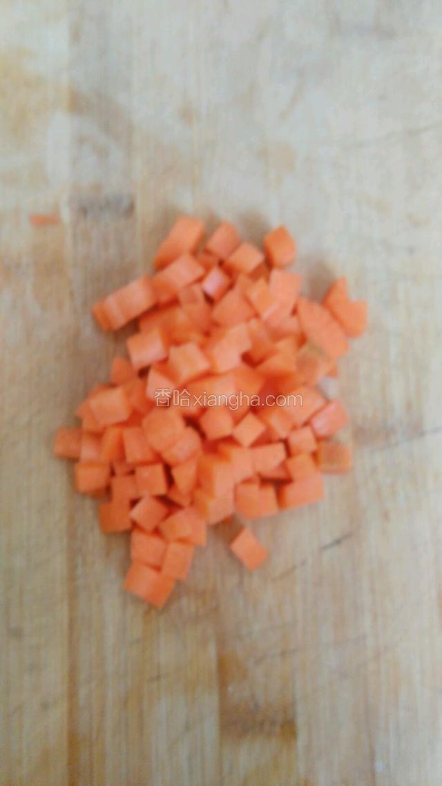 胡萝卜切成和青豆大小的小块。