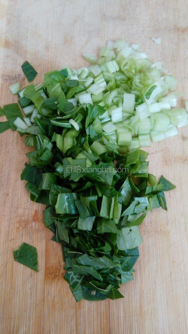 油菜切成小段。