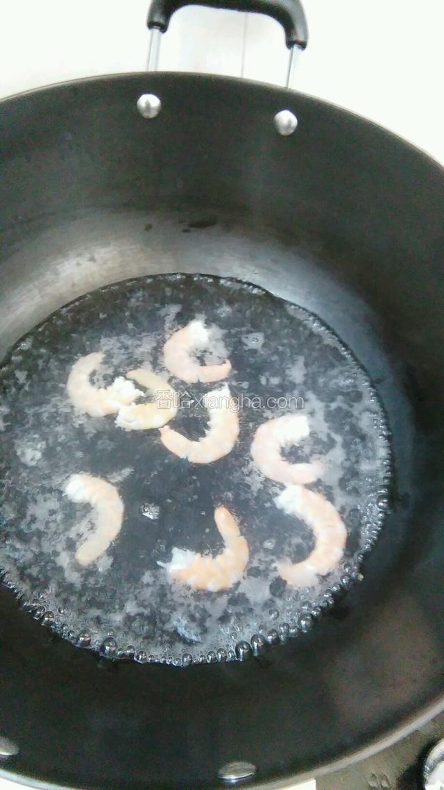 锅中热水焯虾仁去腥。