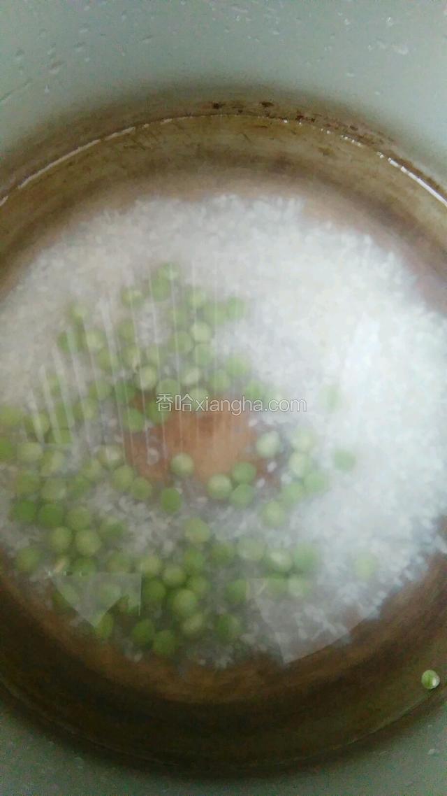 把淘洗净的大米糯米青豆放入锅内大火烧开5分钟。
