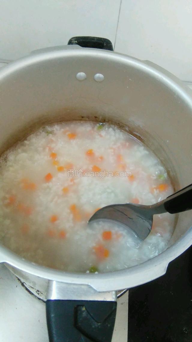再加入胡萝卜和山药，搅拌均匀中火5分钟