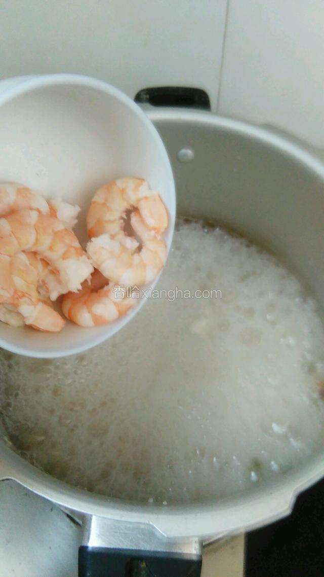在下入虾仁。