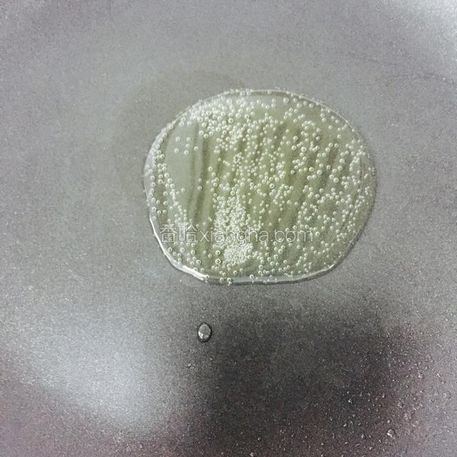平底锅中倒入少量油烧热