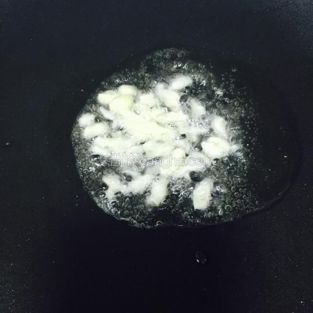 将准备好的蒜末放入锅中爆香