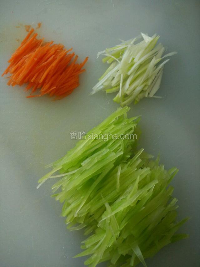 同时可以准备其他食材，莴笋，胡萝卜，葱全部切细丝