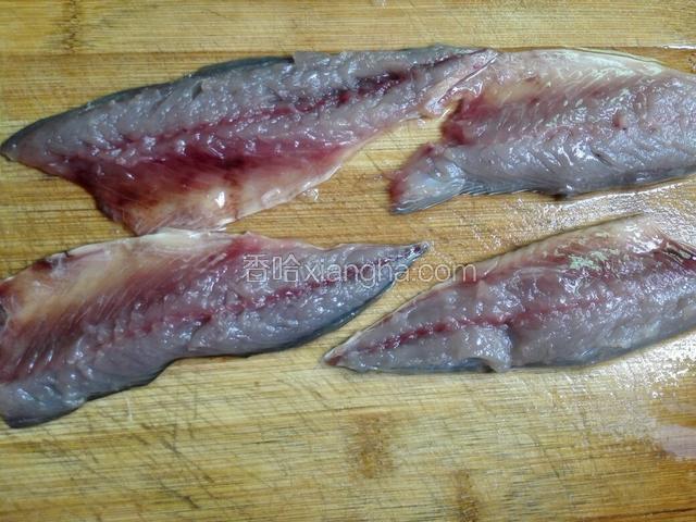 把鲅鱼去骨取肉备用。