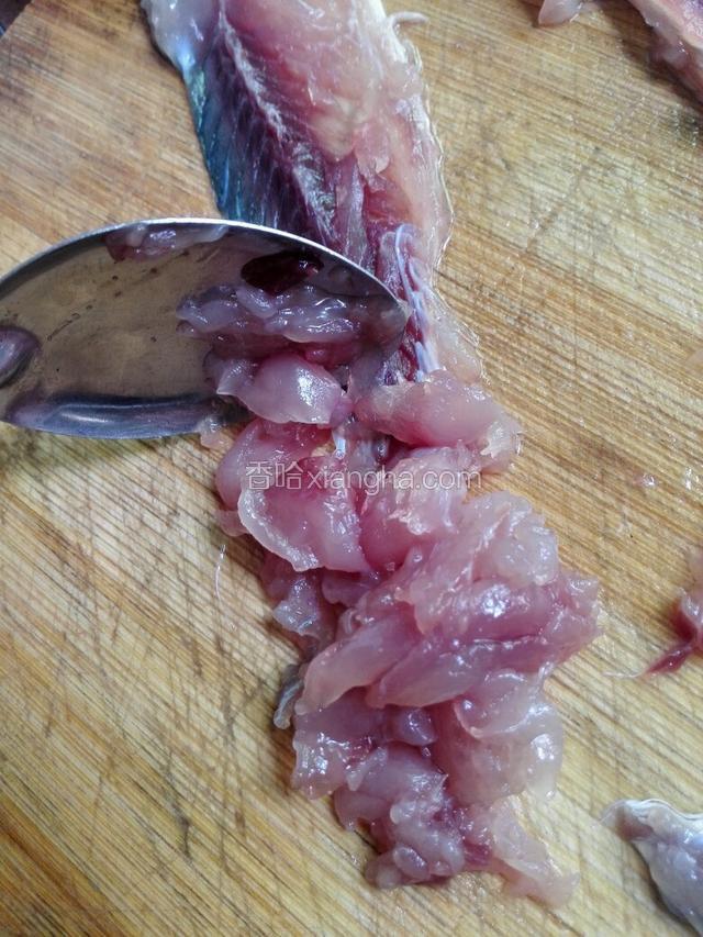 用汤匙轻轻刮去皮把鱼肉分离。