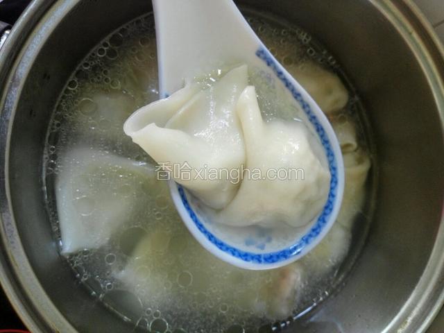 煮至全部鲅鱼饺子浮起，饺子皮成透明状就好了。