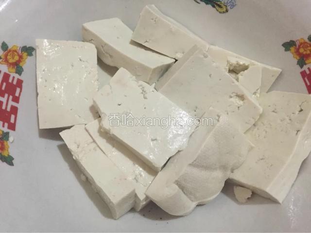 卤水豆腐用淡盐水浸泡15分钟切成厚一点的片
