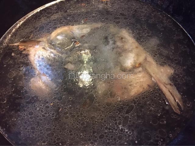 加入适量热水，倒入砂锅中大火烧开。
