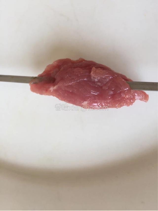 新鲜羊肉切成长条，切成菱形块
