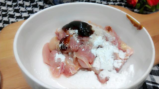 鸡肉洗干净切片，用菜篮沥放干水分
用生粉，蚝油，鸡精，盐少许（盐不要下多，）（我不喜欢太薄的就切小块）腌制半个钟，