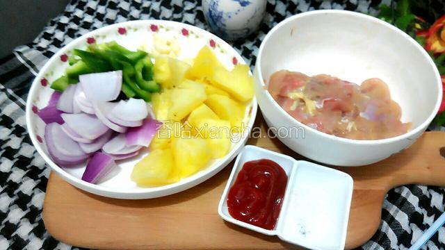 腌制好鸡肉，就把菠萝，洋葱，青椒清洗干嘛，切块，和准备两匙蕃茄酱，一小匙白糖，蒜切小（菠菜去中间的）