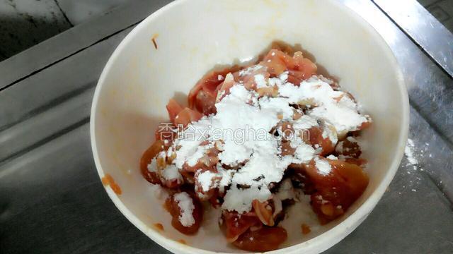 开始先炸鸡肉，再加一匙的生粉，搅一下，