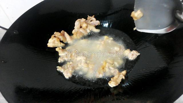 锅里烧开油六七分热，下鸡肉炸，炸熟盛出，