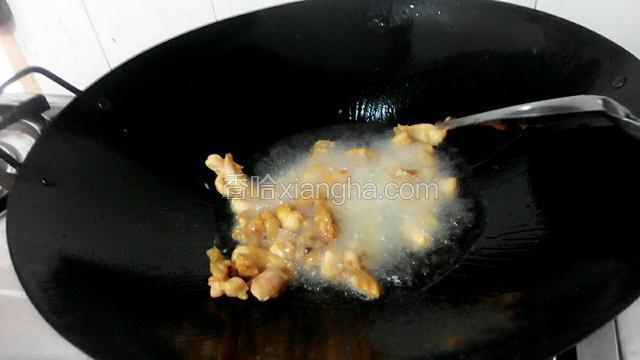 再把鸡肉，放下炸一次，（这次的油要烧高了再下）炸得有点金黄就好了