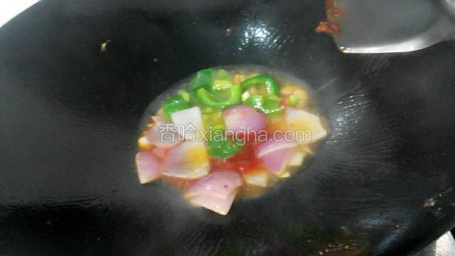 再下蕃茄酱和白糖炒均匀