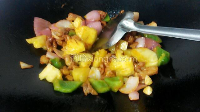 再放菠萝翻炒一下，